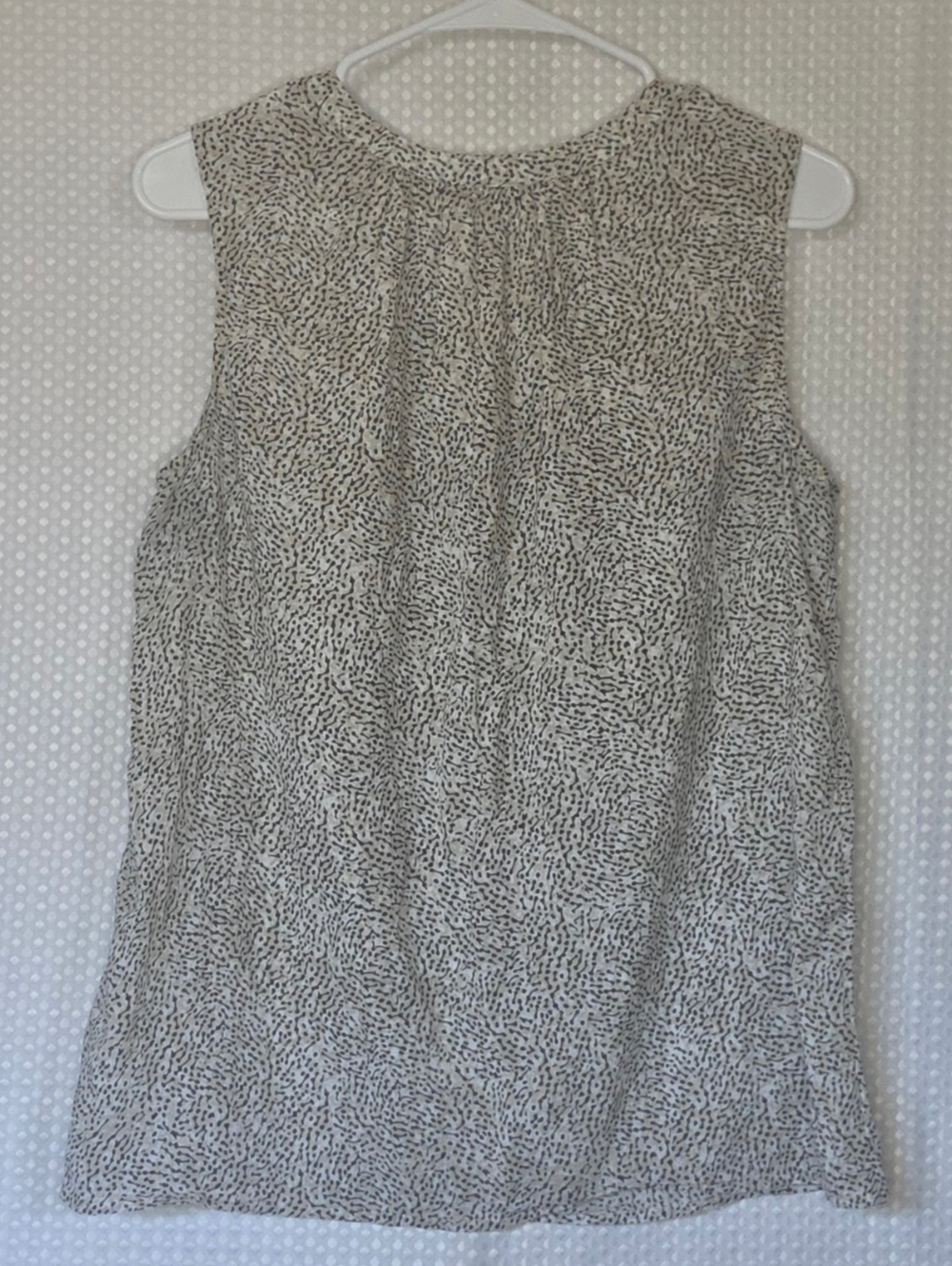 Liz Claiborne Sleeveless Blouse M Neutral Print Flowy Top Work Casual Chic - Picture 7 of 10